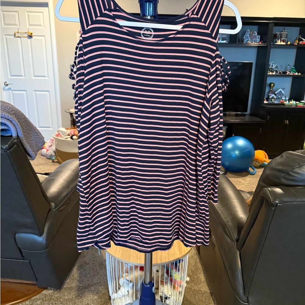 24/7 Maurice’s pink Striped Top with peek a boo sleeves. Size XL